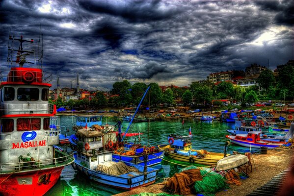 Nuages au-dessus de la baie avec des bateaux en Turquie