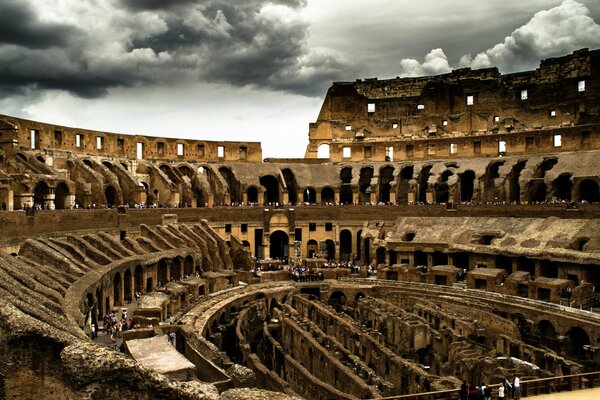 Ruinas históricas del Coliseo con turistas