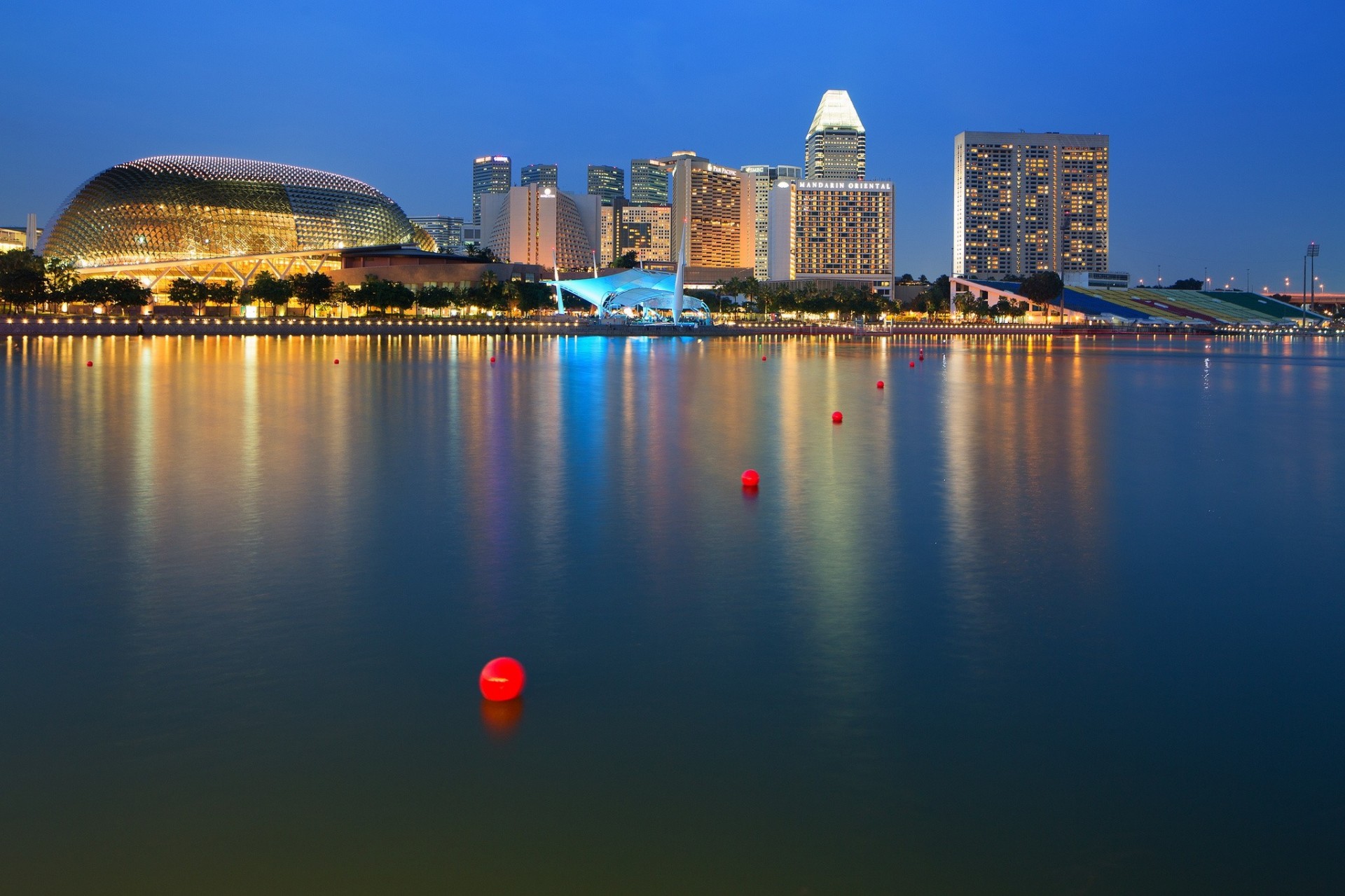 luci baia architettura cielo blu costruzione singapore notte città-stato case