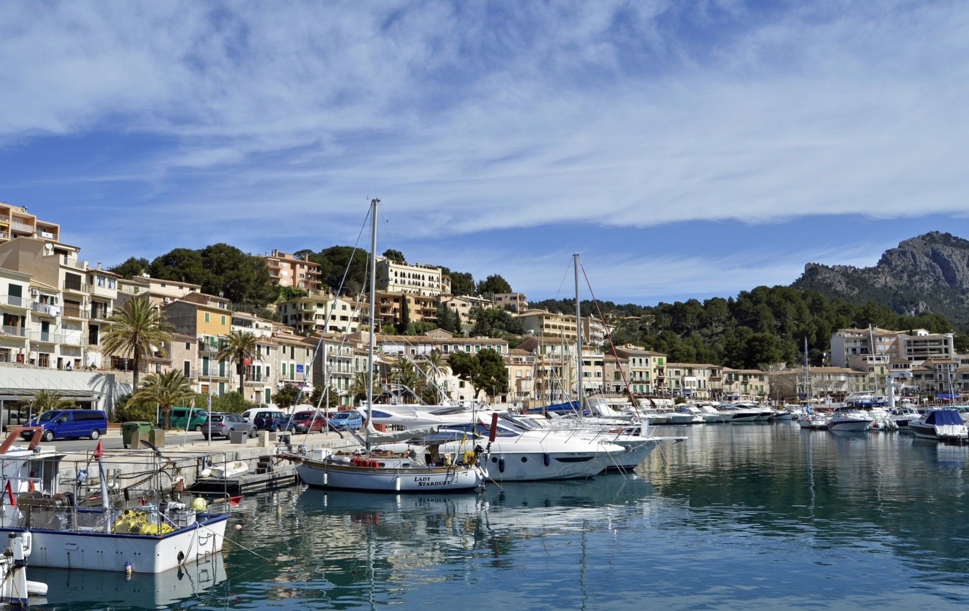 yachts bateaux majorque baie îles baléares quai espagne port de sóller majorque promenade