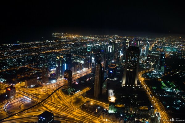 Nacht Dubai. Blick auf die Stadt von oben