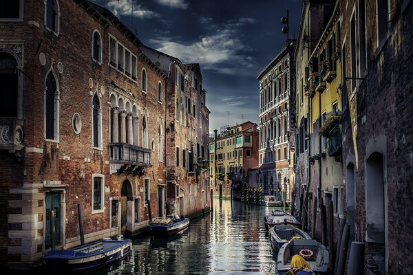 Weiße Wolken über den Kanälen von Venedig