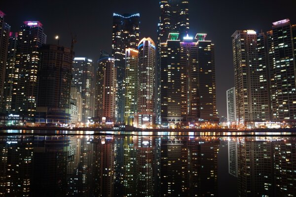 Reflejo de la ciudad nocturna en el agua