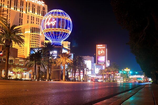 La città dei festaioli di Las Vegas è piena di luci