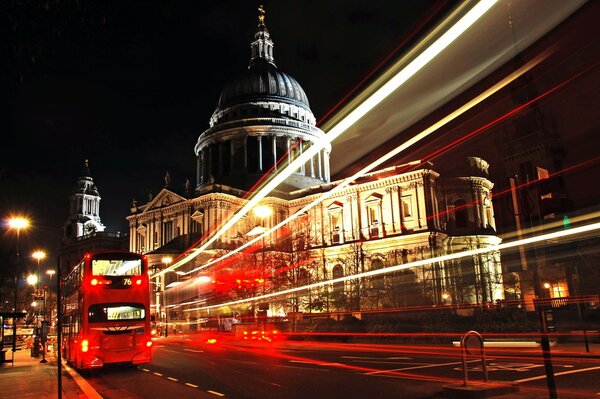 Die Straße des Nacht-Londons mit Lichtspuren