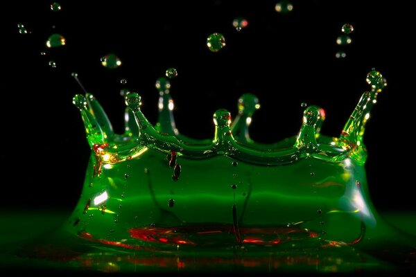 Caída de la gota en la piscina verde