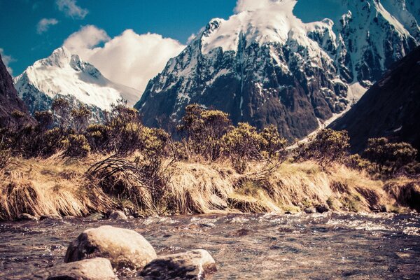 Die schneebedeckten Felsen der Berge in Neuseeland