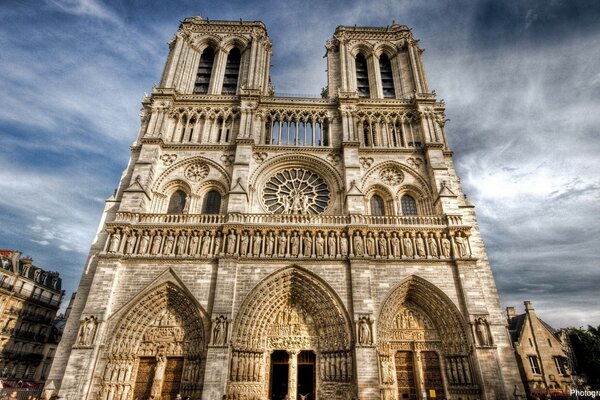 Die Kathedrale unserer Lieben Frau von Paris auf dem Hintergrund der Wolken