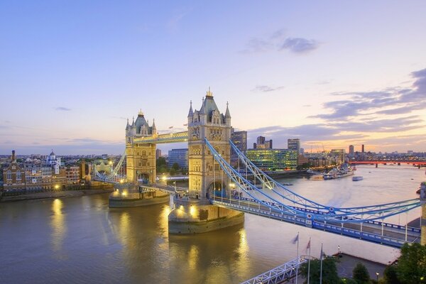 Un puente luminoso y una hermosa puesta de sol