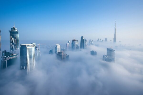 La ciudad de Dubai en la niebla