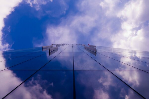 Die verspiegelte Wand des Wolkenkratzers geht nach oben