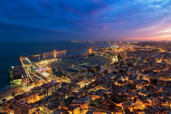 Ruidosa noche de Alicante en España