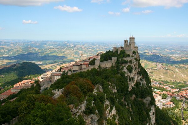 Panorama San Marino z górą Monte Titano na tle domów