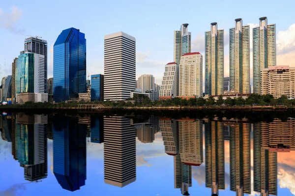 Los rascacielos se reflejan en aguas tranquilas