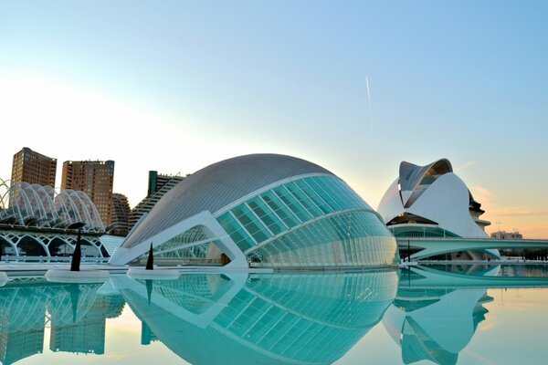 L architecture magnifique et inhabituelle du bâtiment se reflète dans l eau