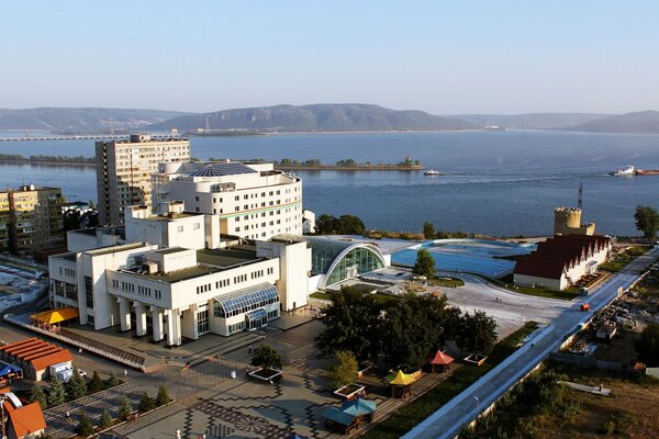 Russische Stadt am Flussufer