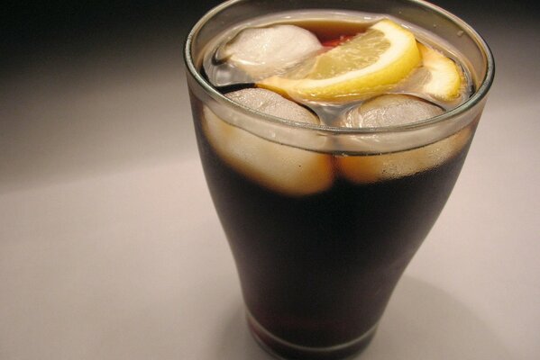 Iced tea with ice and lemon