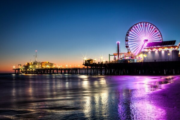 Ciudad nocturna en California