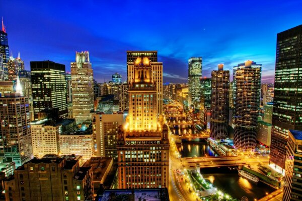 Hauts bâtiments à Chicago dans la nuit