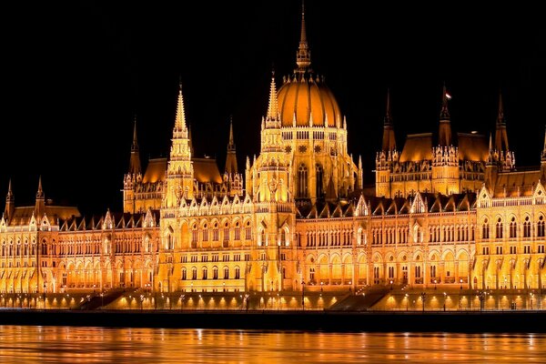 Licht vom Parlament in Budapest