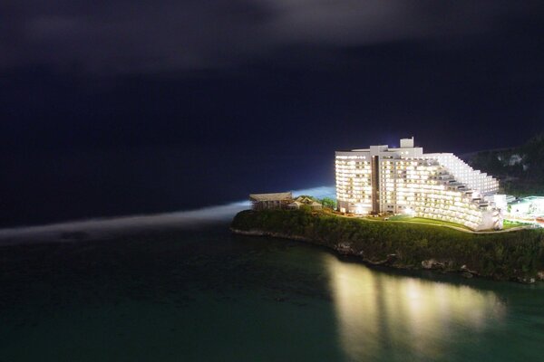 Reflejo del edificio en el mar nocturno