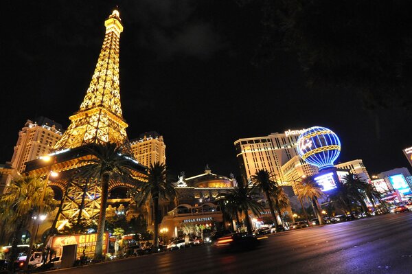 La nuit de Las Vegas brille de toutes les couleurs et de toutes les lumières