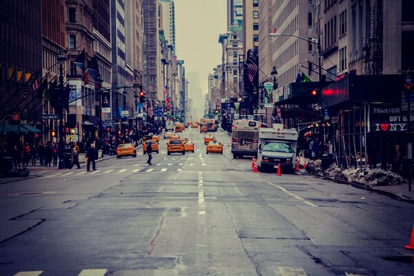 Rue De New York. Beaucoup de taxis. Réparation de la route