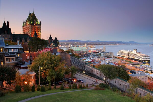 Paisaje de la provincia de Quebec. Casas y barcos