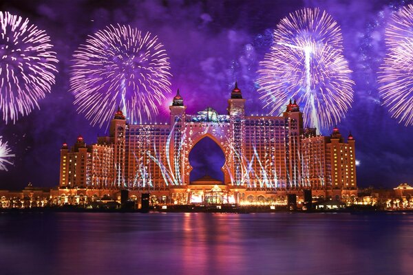 Hermosos fuegos artificiales centelleantes en Dubai