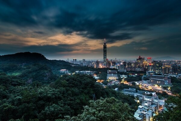 Vista nocturna de la ciudad de Taiwán desde el cielo