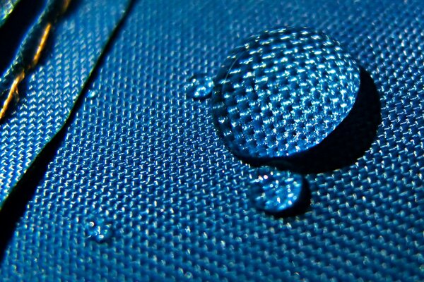 Goutte bleue sur le tissu closeup