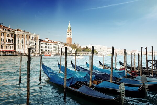 Gondeln auf dem Wasser in Venedig