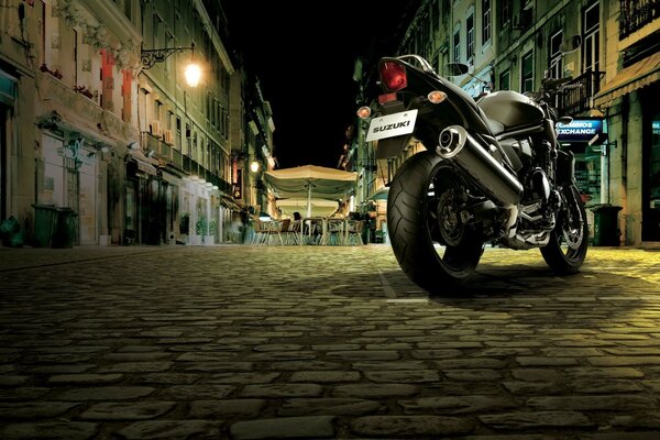 Motocicleta en las calles de la ciudad nocturna