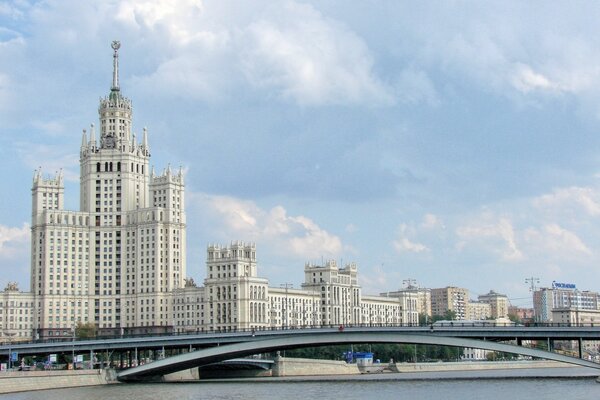 Das AUßENMINISTERIUM-Hochhaus in Moskau, Blick vom Flussufer