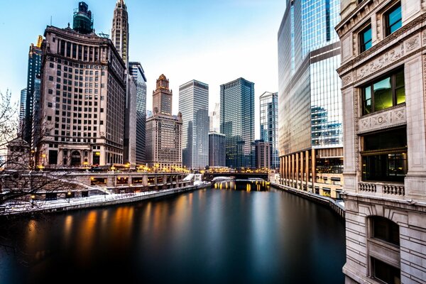 Chicago mit Wolkenkratzern in den Himmel