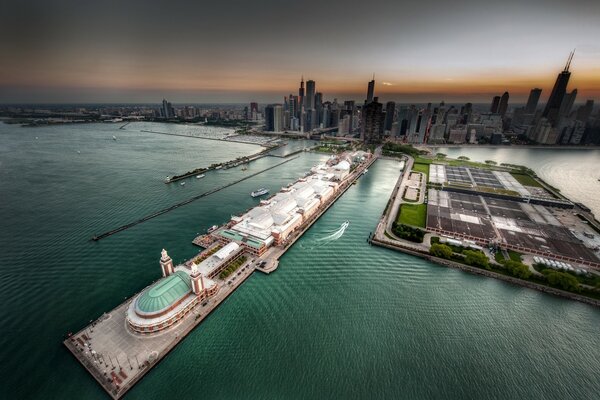 Panorama del puerto de Chicago con barcos