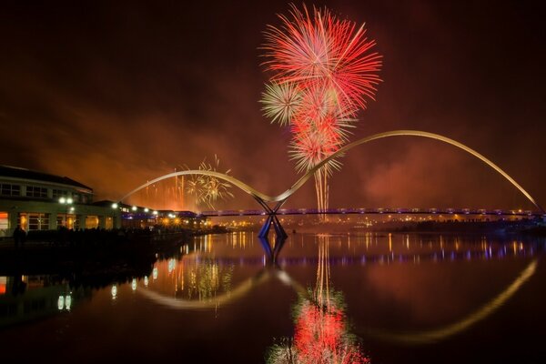 Pont de nuit sur la rivière dans la ville