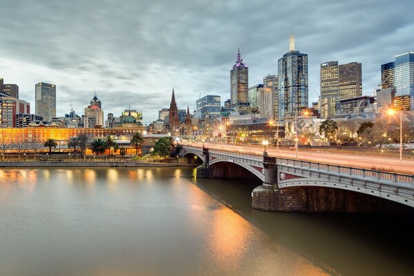 Die Wolkenkratzer und die Brücke des abendlichen Melbourne. Australien