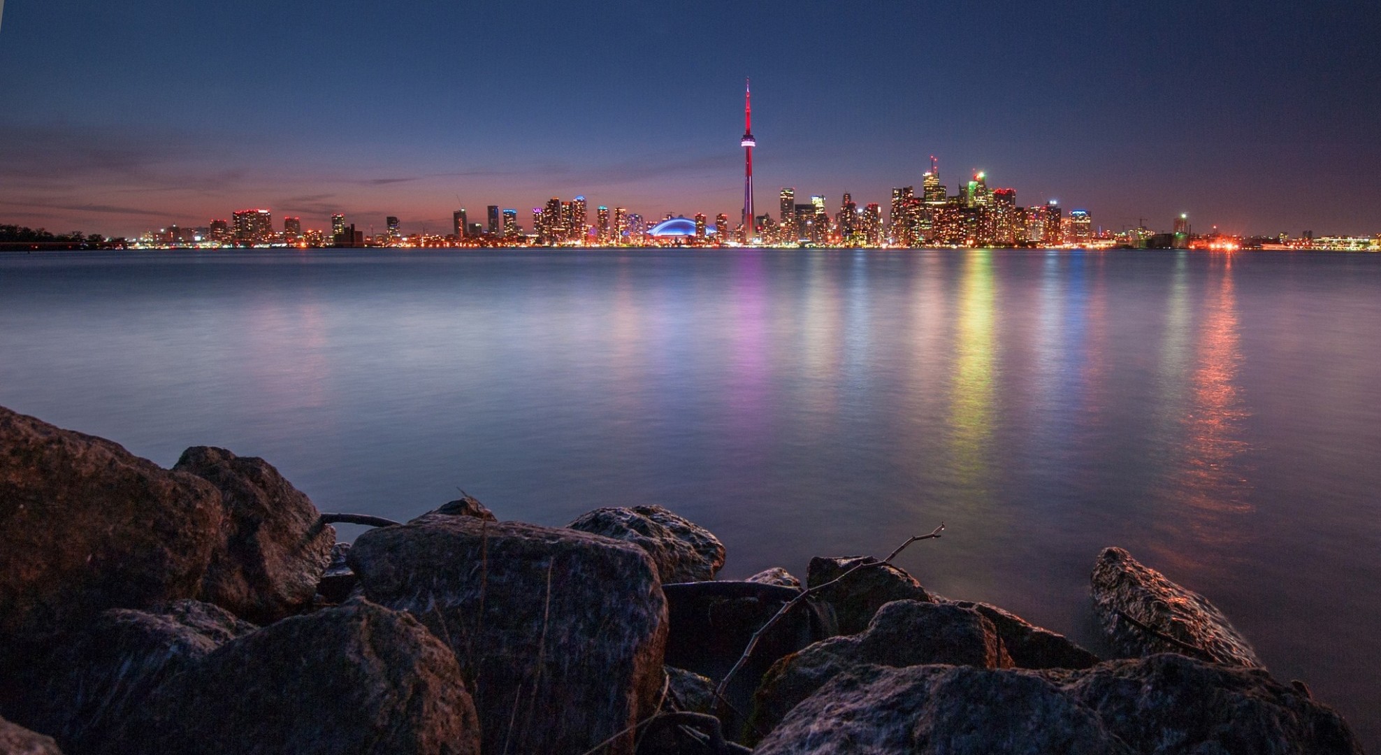 pietre luci notte riflessione lago città toronto canada