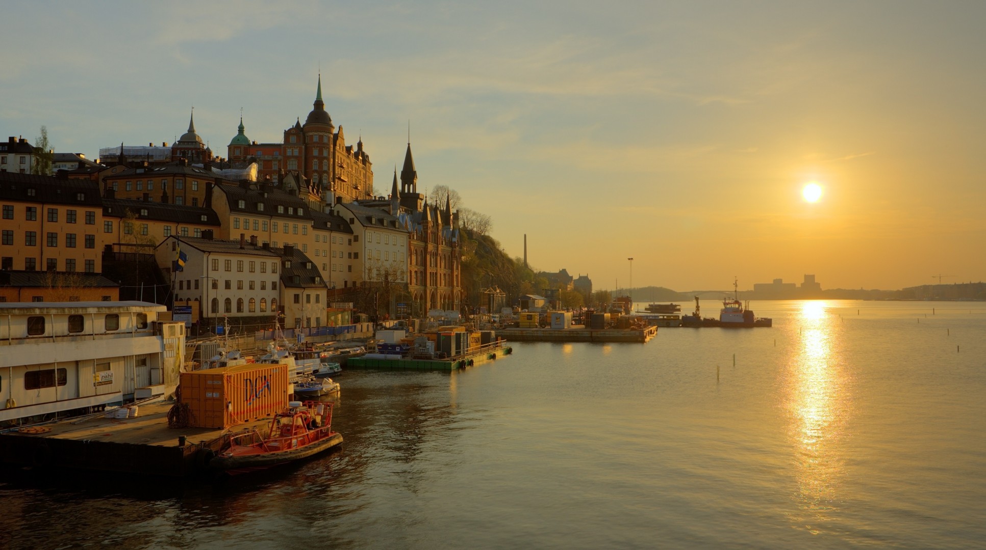 tour rivière ciel réflexion brouillard suède eau soleil lever du soleil stockholm flèches bateau sentier or remblai maisons