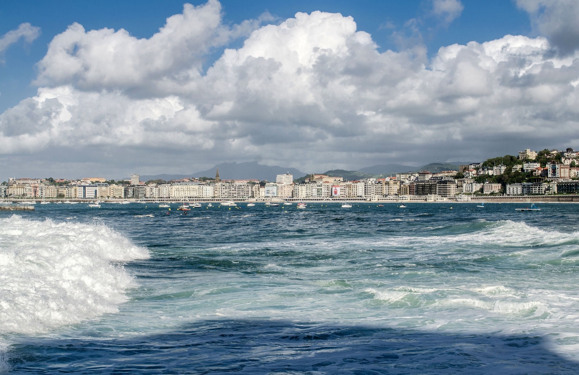 yachts bateaux vague nuages espagne