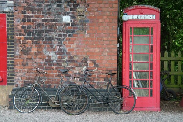 Telefonzelle und Fahrräder in London