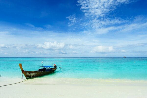 Der perfekte Strand mit himmelblauem Wasser