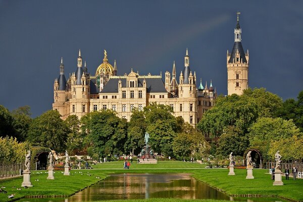 Schloss am Teich. Sommer