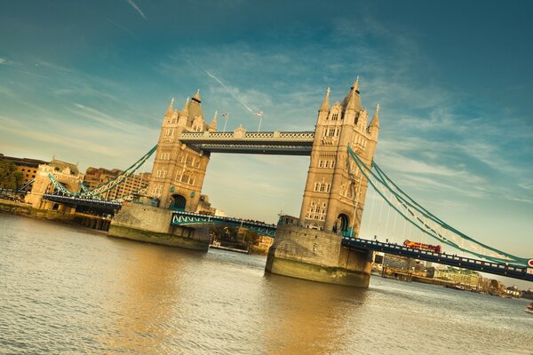 Tower Bridge über die Themse in London