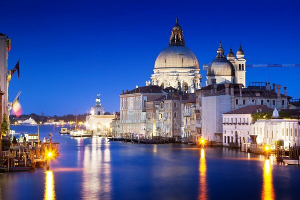 Die Schönheit des Canal Grande im faszinierenden Venedig