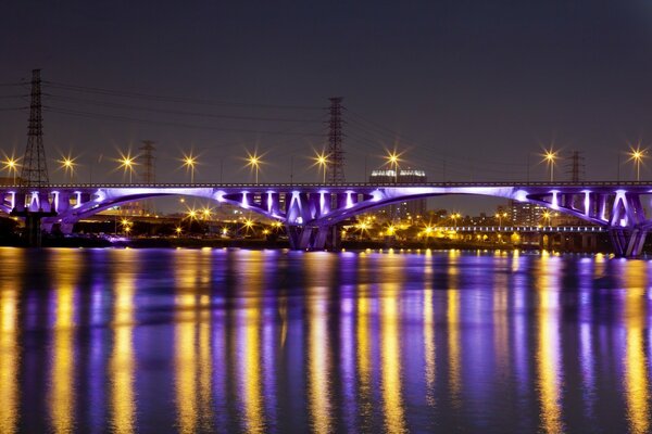 Taipei Nachtbrücke mit Beleuchtung