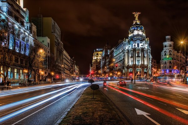 Strade di Madrid di notte nelle luci