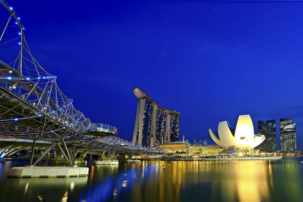 Неповторимый мост Marina bay sands в Сингапуре