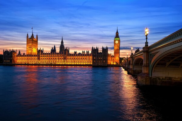 View of London at the bridge over the river